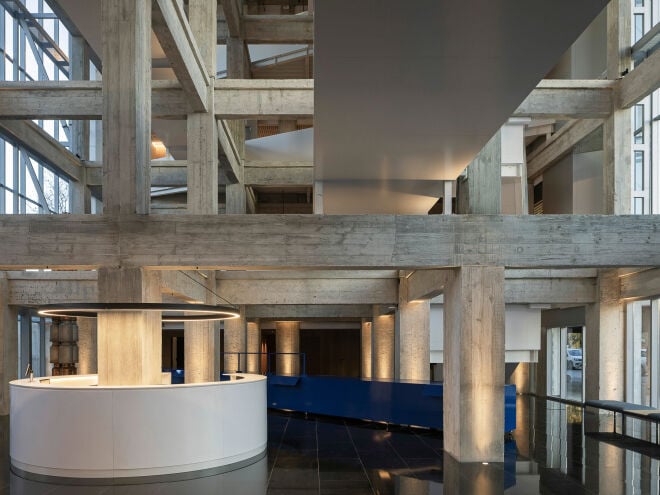 Das Architekturbüro FROM transformierte bis 2026 eine Fabrik in Montevideo zum Verwaltungssitz des Molkereiunternehmens Conaprole.