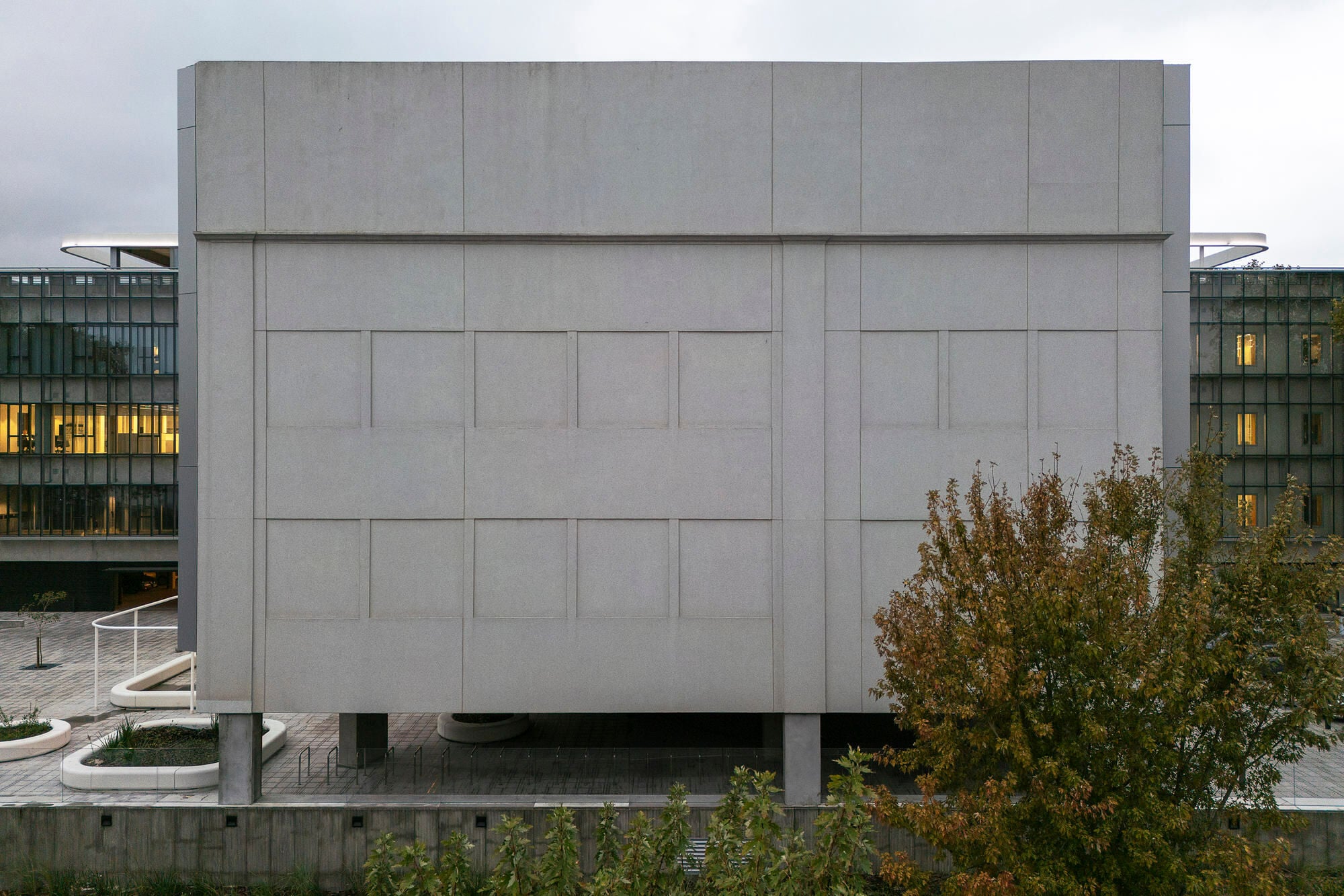 Die Stirnseite des Westflügels wurde als Blindfassade gestaltet.