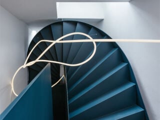Neuer Gast in der Pension Clementine: Eine blaue Treppe zieht ein.