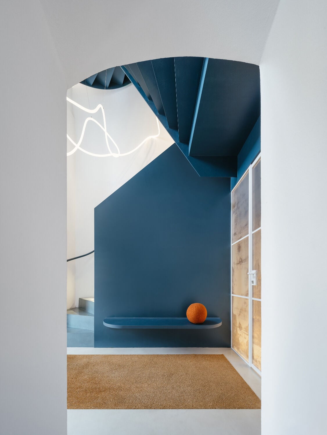 Wegen der unterschiedlichen Geschosshöhen führt sie als einläufige Treppe mit einem gewendelten Antritt hinauf ins erste Obergeschoss.