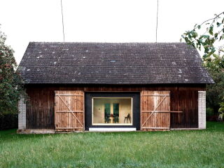 Eine alte Scheune, umgebaut von Facha Architekti, Prag, im tschechischen Örtchen Bretv dient als Hülle für eine Hütte in Tiny-House-Größe.
