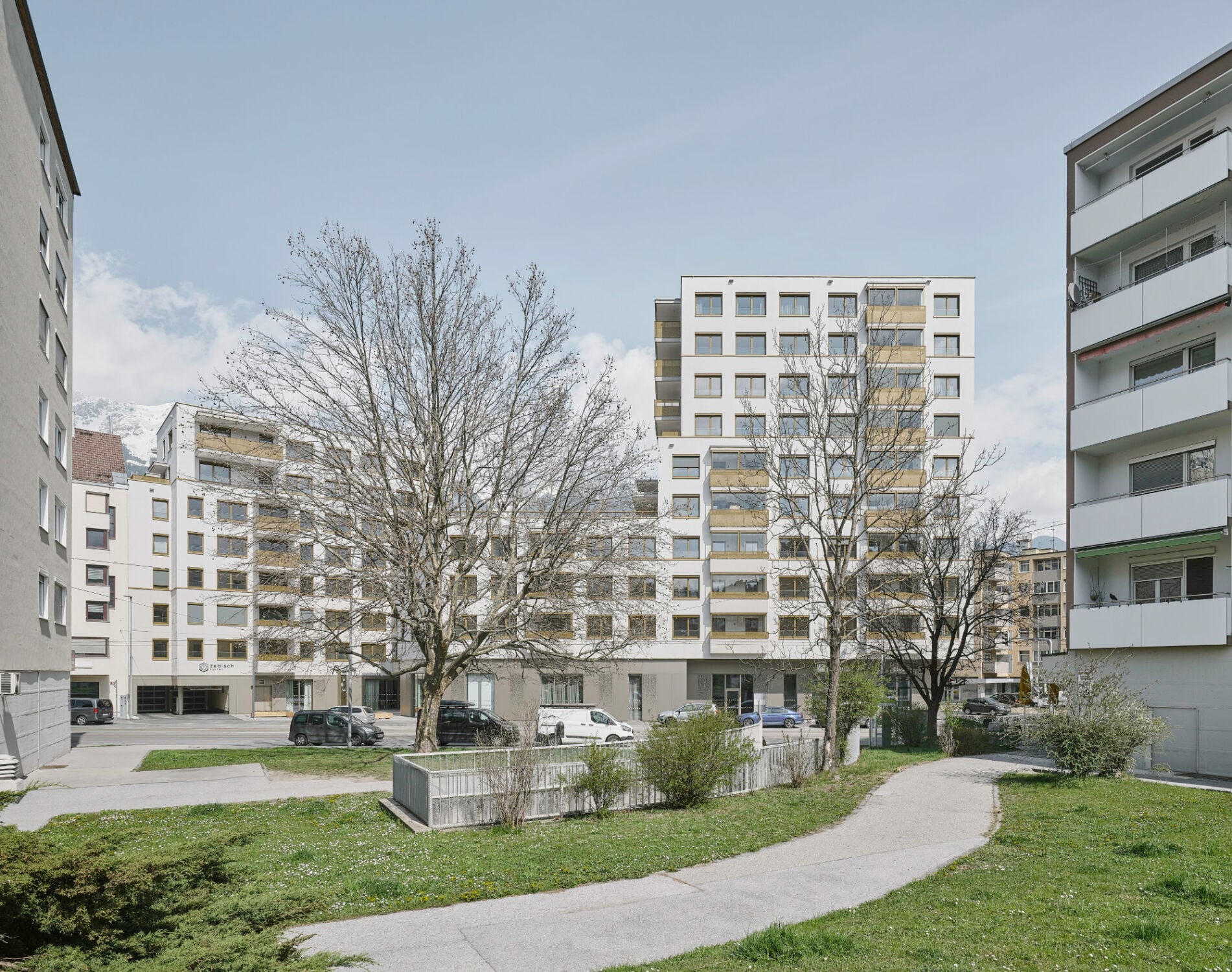 Die Wohnblöcke umschließen einen begrünten Innenhof und bieten insgesamt Raum für 116 Wohnungen.