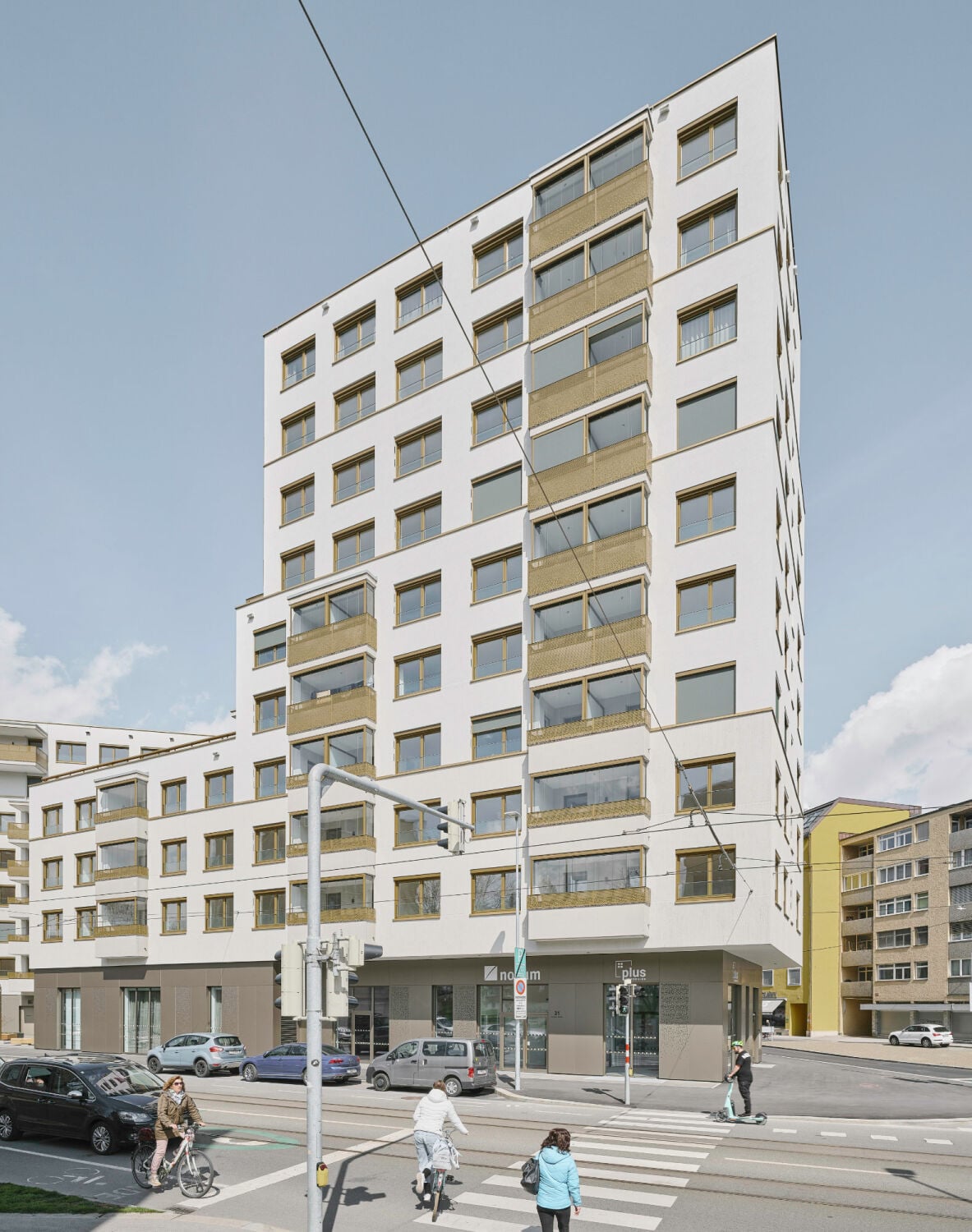 Das Projekt besteht aus zwei polygonalen Baukörpern: Das zehngeschossige Wohnhochhaus markiert die spitz zulaufende Grundstücksecke und bildet den städtebaulichen Auftakt des Ensembles.