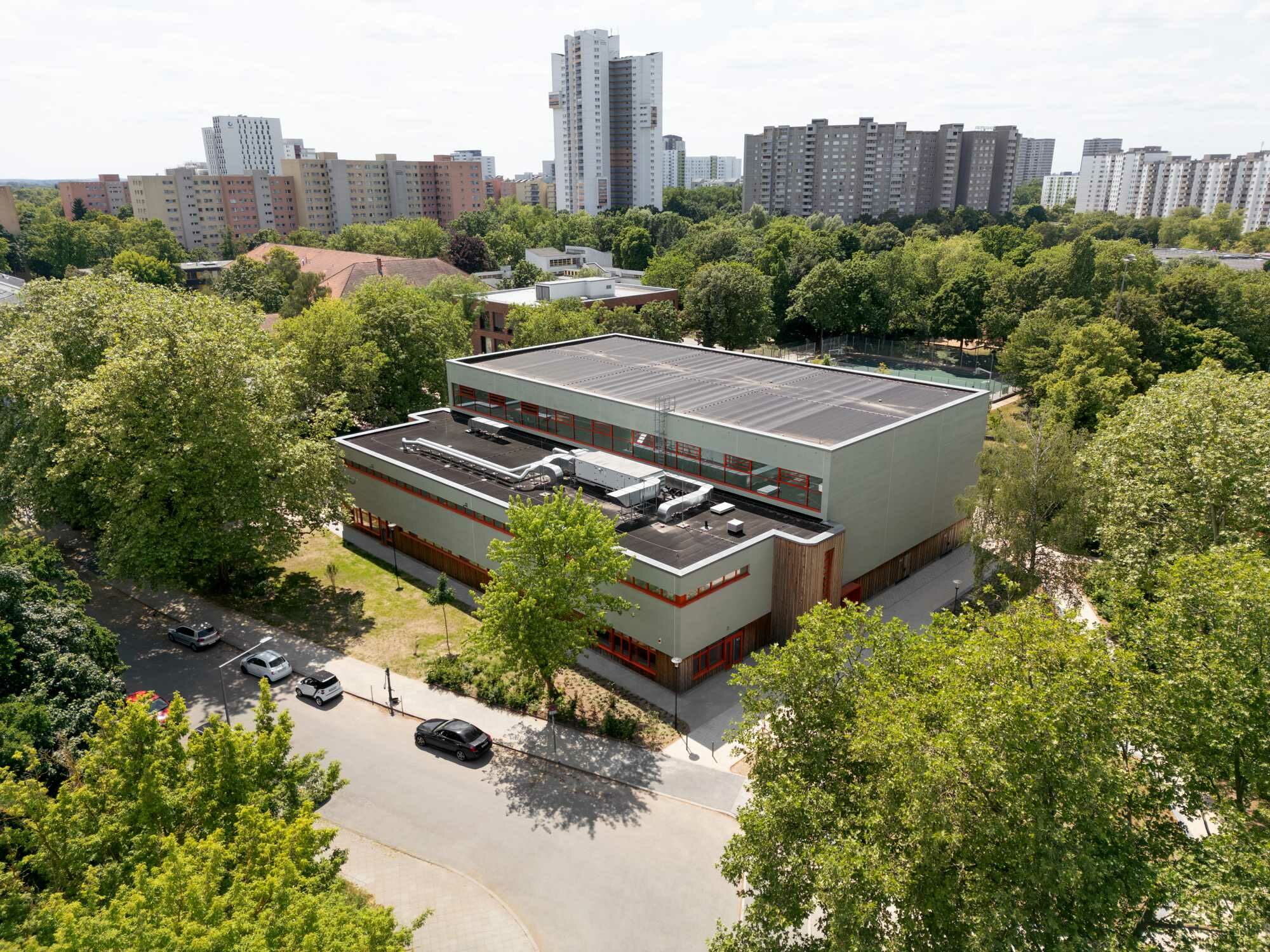 Blick über den Schulcampus in der Gropiusstadt