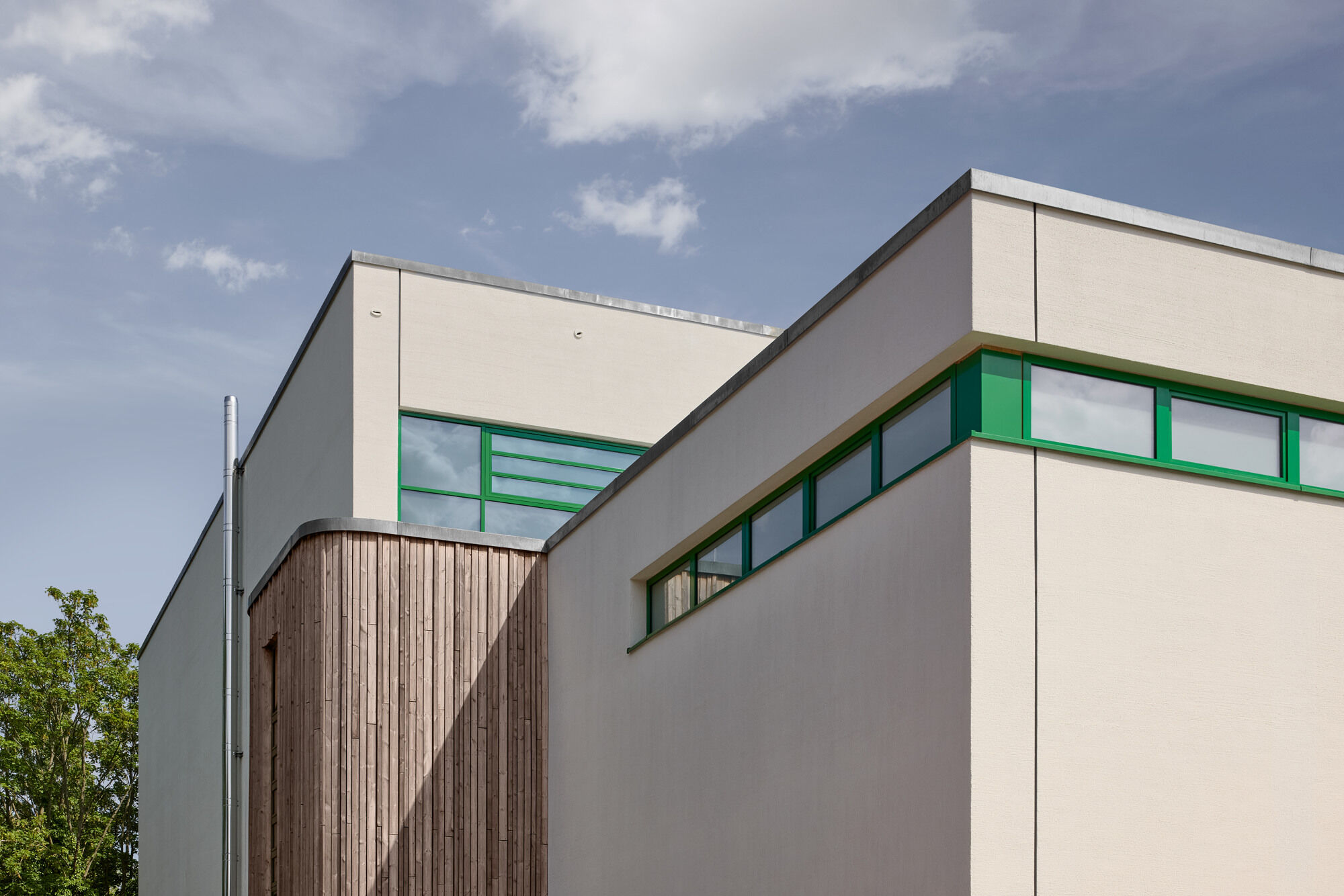 Farbige Akzente an Fenstern und Eingangstüren machen die Gebäude als Sporthallen unterscheidbar: In der Gropiusstadt wurden die Fenster in Rotorange ausgeführt, in Buckow in Smaragdgrün.