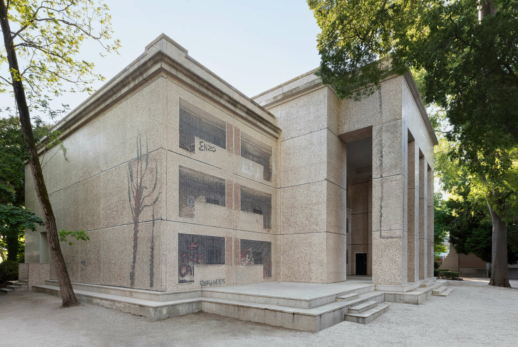 Das Plattenbau-Motiv legt sich als neue Hülle über die monumentale Architektur des Deutschen Pavillons.
