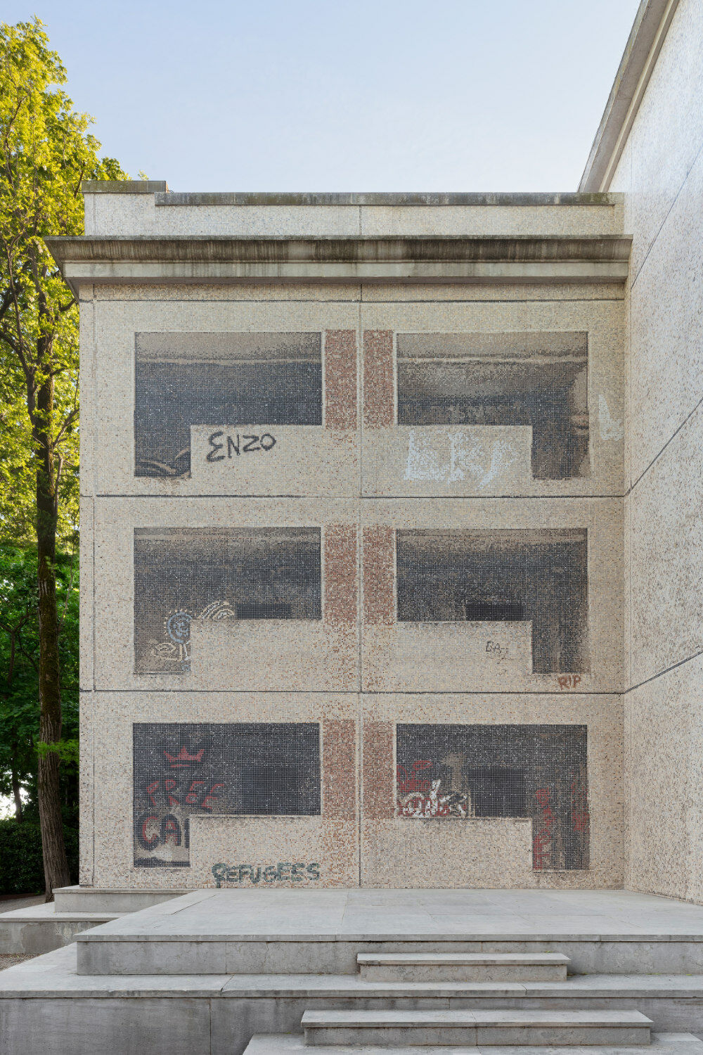 Sung Tieus Trompe-l’œil-Mosaik zeigt die Ruine serieller Wohnarchitektur als monumentale Fassadenarbeit.