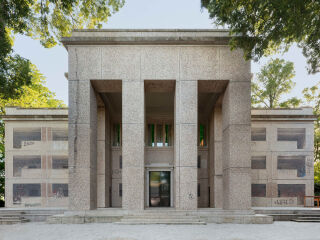 Sung Tieus Mosaikfassade überzieht den Deutschen Pavillon mit dem Bild eines Plattenbaus in der Berliner Gehrenseestraße.