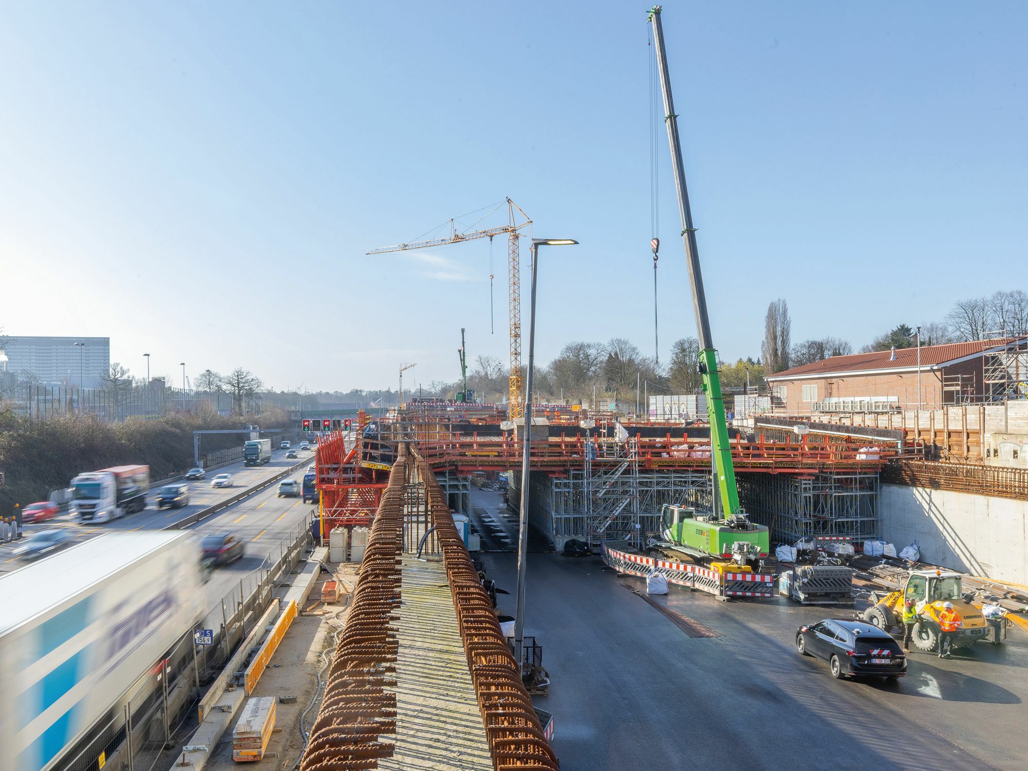 Die sogenannten Hamburger Deckel schirmen den Verkehrslärm der ausgebauten A7 von den angrenzenden Hamburger Stadtteilen ab.