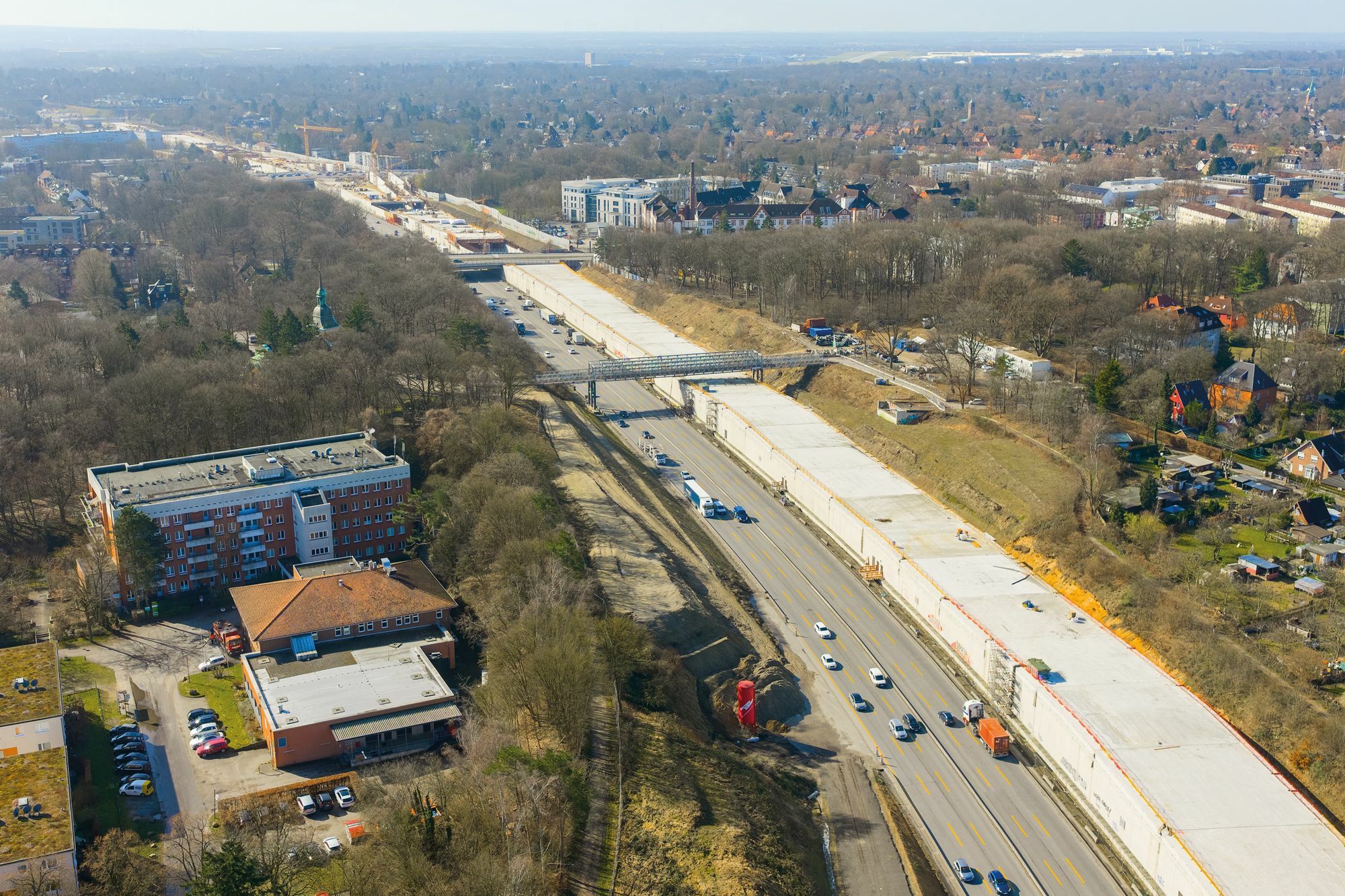 Nördlich des Elbtunnels schließt mit dem Tunnel Altona einer der drei Hamburger Deckel auf 2,23 Kilometer Länge an.