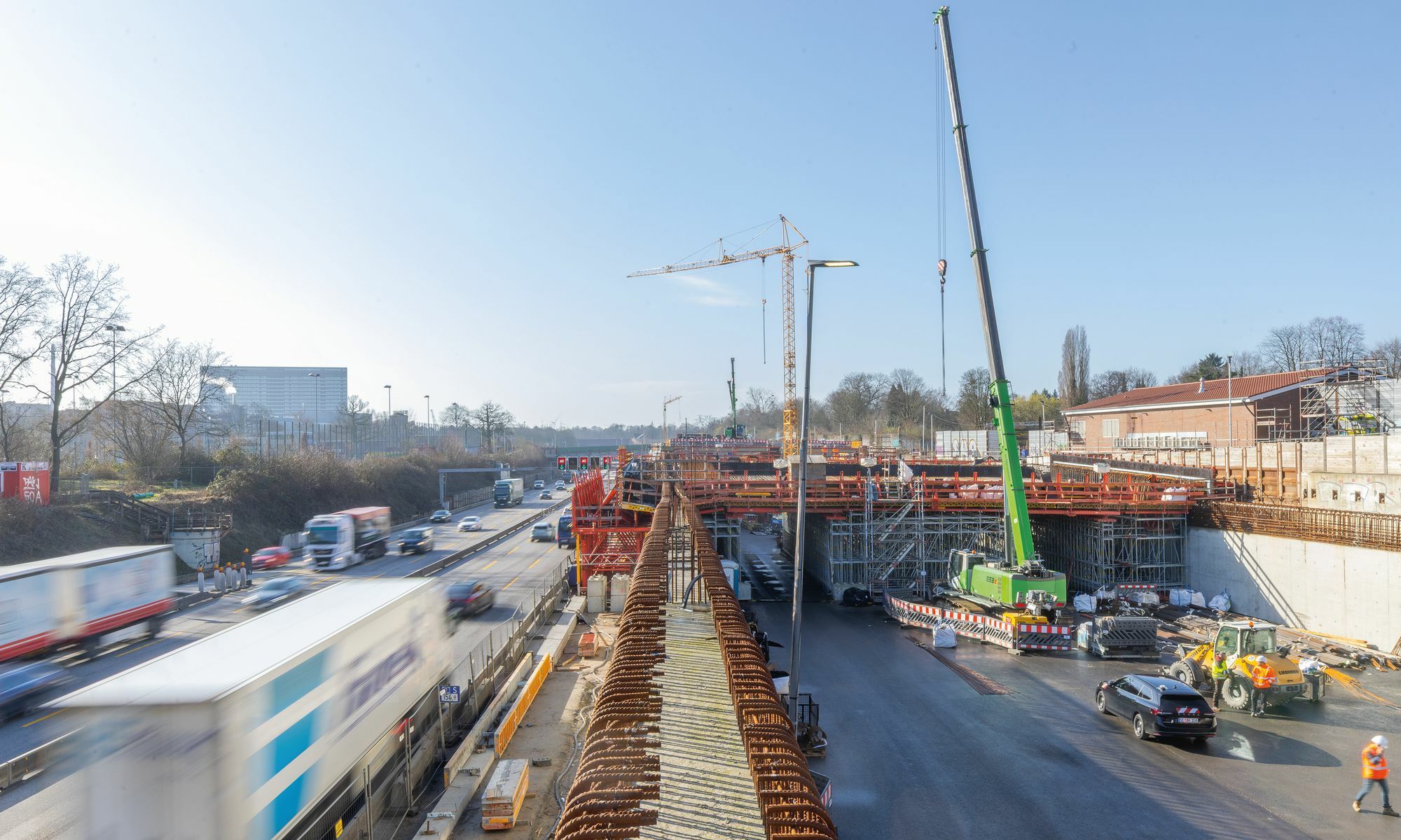 Bei parallel laufendem Autobahnverkehr wird zur Zeit die Tunnelröhre West finalisiert.