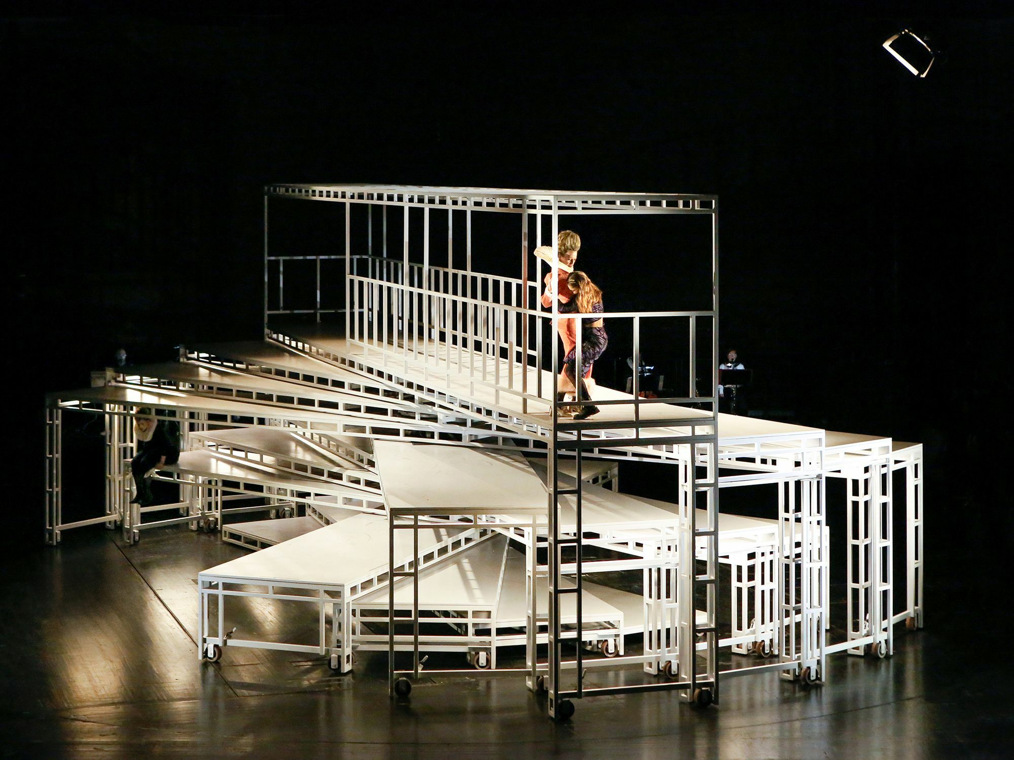 Blockweise oder einzeln, scheinbar reibungs- und lautlos fächert sich das Bühnenbild in der Theaterinszenierung von Romeo und Julia am Residenztheater in München auf.