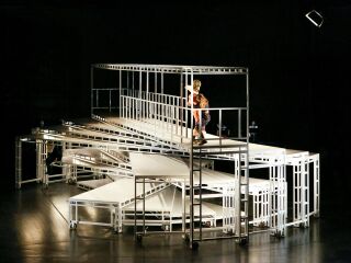 Blockweise oder einzeln, scheinbar reibungs- und lautlos fächert sich das Bühnenbild in der Theaterinszenierung von Romeo und Julia am Residenztheater in München auf.