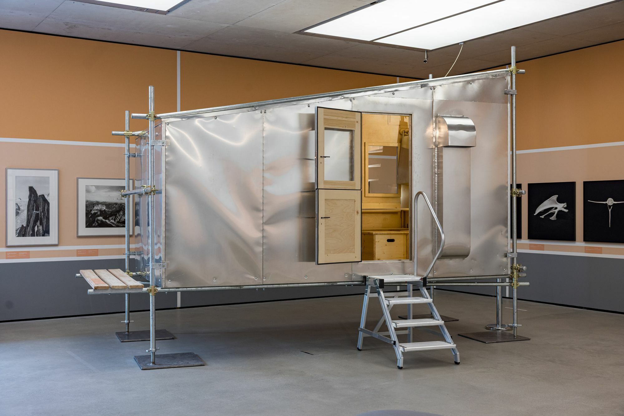 Das rekonstruierte Biwak von Charlotte Perriand im Rahmen der Ausstellung Moderne leben: Design, Fotografie, Architektur, Museum der Moderne Salzburg, 2026