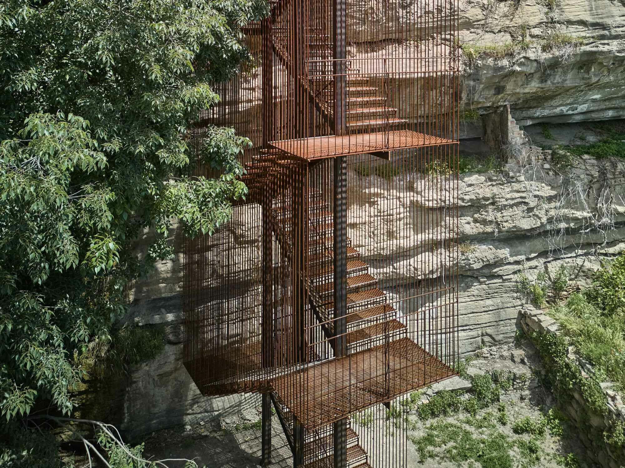 Diese Freitreppe von Comas-Pont arquitectes erfüllt gleich zwei Bedürfnisse: Das sichere Passieren für Manresas Bevölkerung und einen traumhaften Ausblick über das angrenzende Tal.