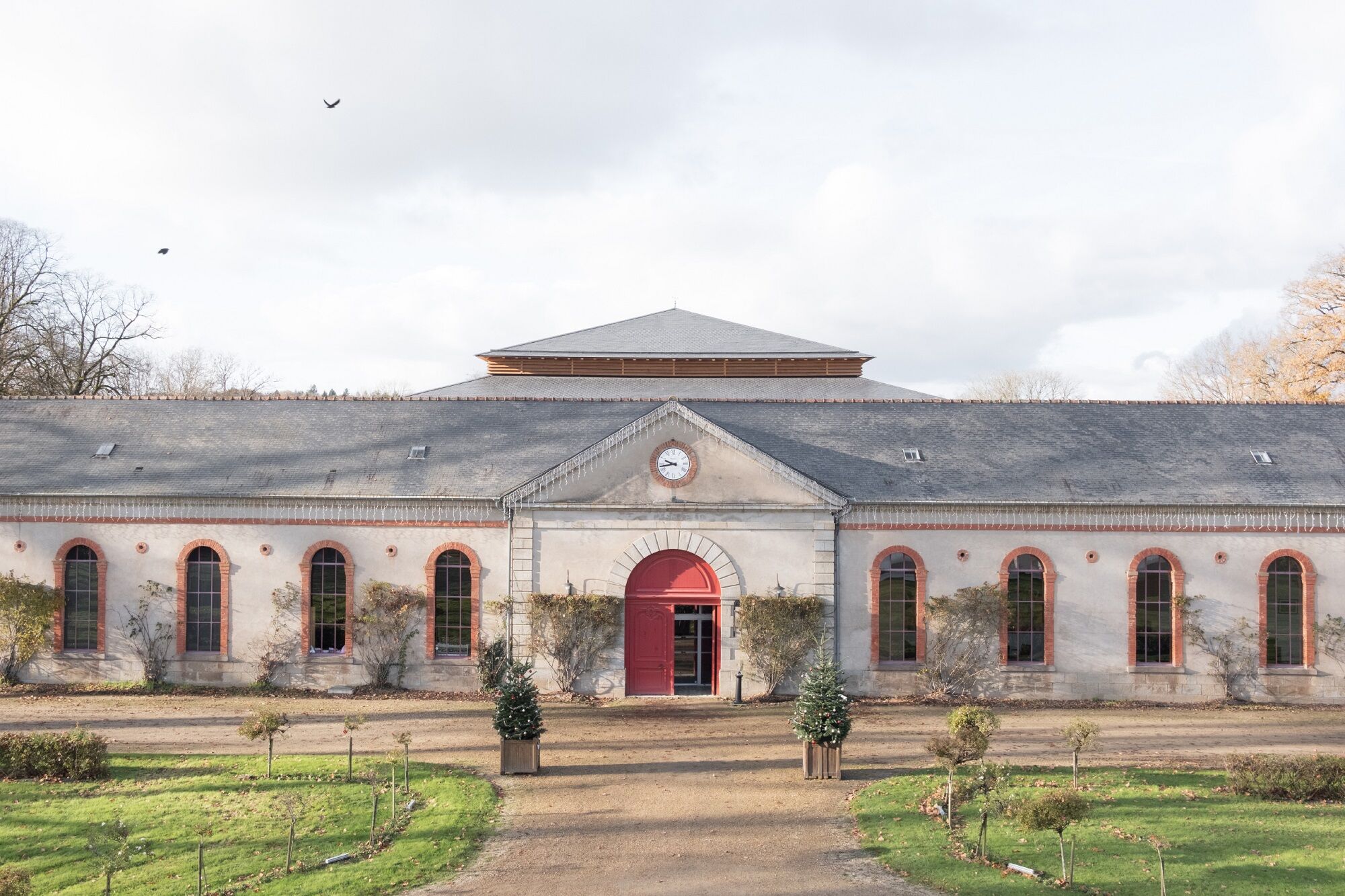 Die Halle wird vom südlich gelegenen Haupteingang und dem „Écurie d’Honneur", dem historischen Ehrenstall erschlossen.