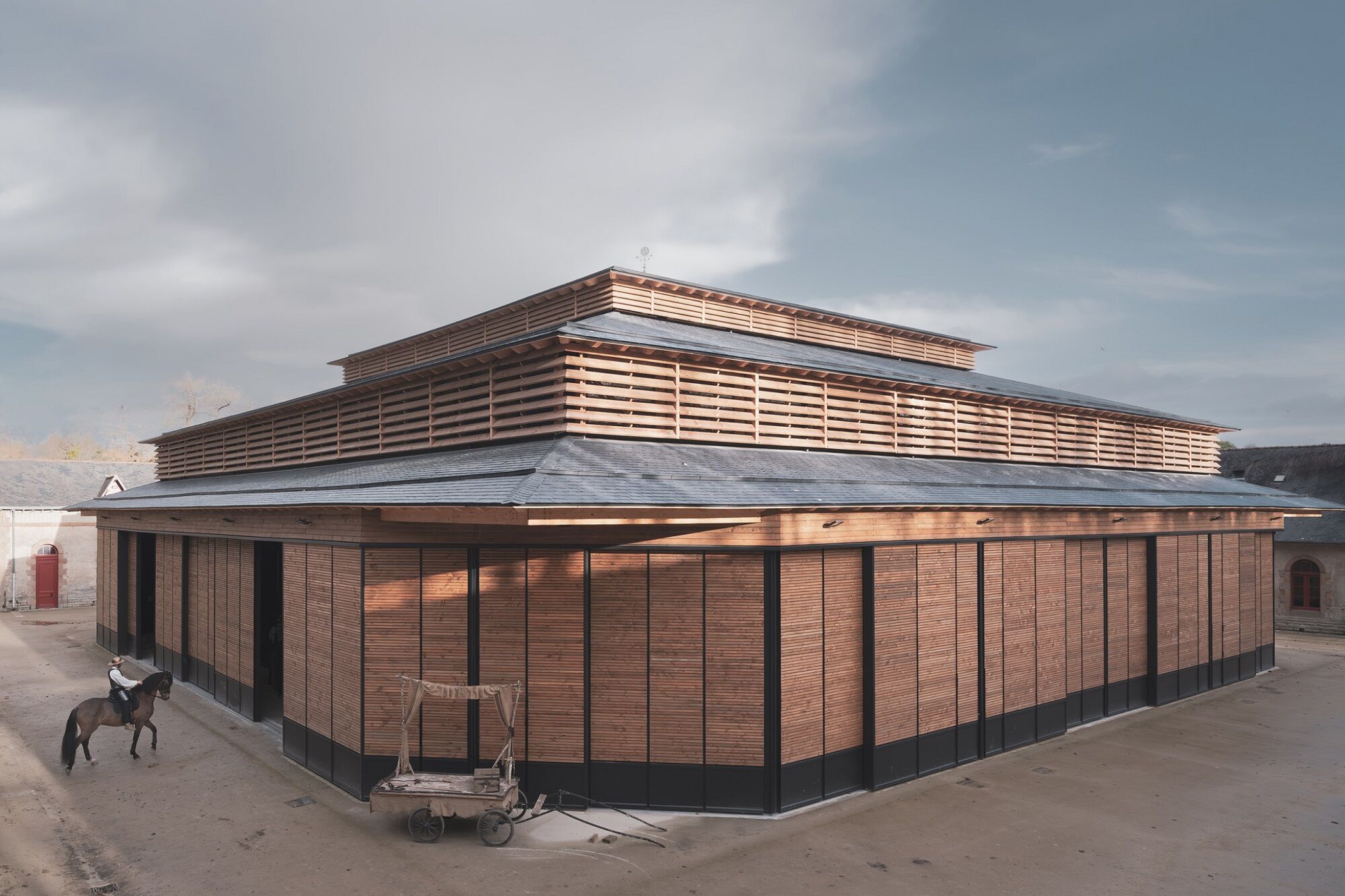 Das Pariser Büro K Architectures entwarf die neue Reit- und Veranstaltungshalle.
