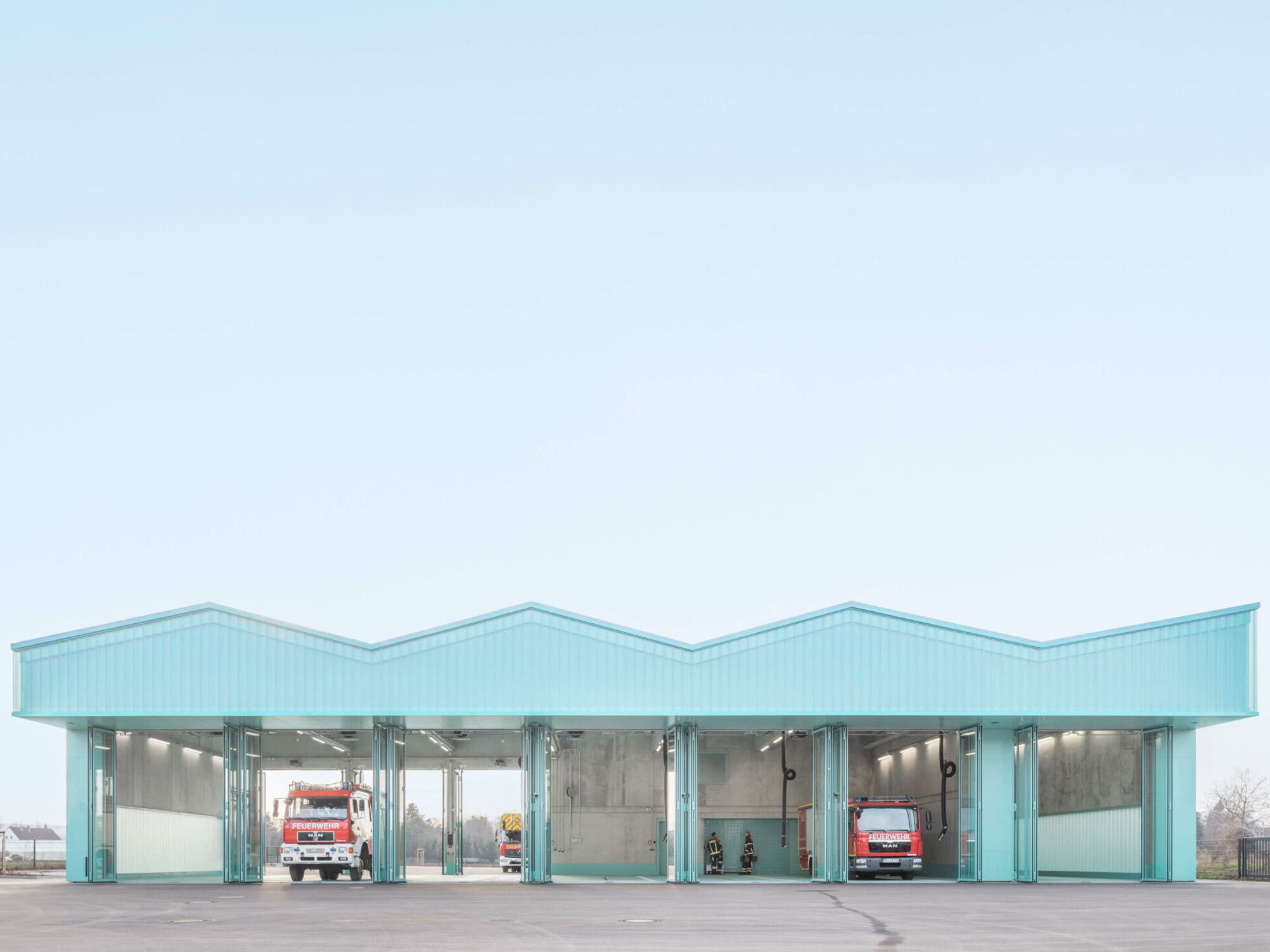 In Radebeul wurde 2026 eine neue Feuerwache nach Plänen von Richter Musikowski Architekten fertiggestellt.