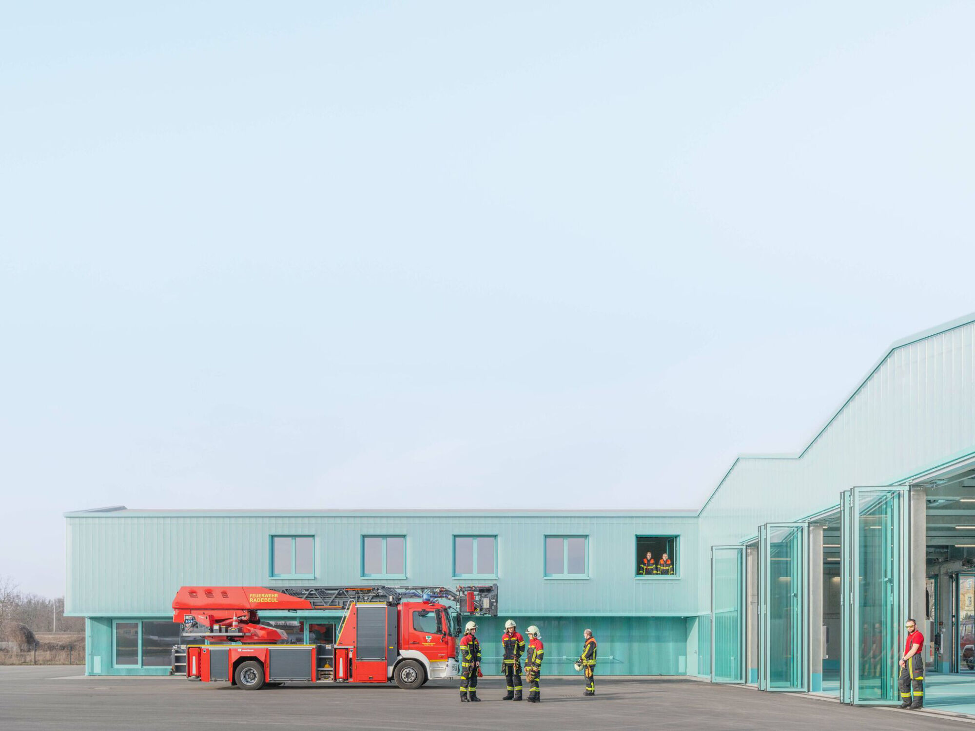 In Radebeul wurde 2026 eine neue Feuerwache nach Plänen von Richter Musikowski Architekten fertiggestellt.
