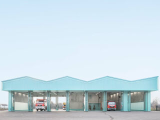 In Radebeul wurde 2026 eine neue Feuerwache nach Plänen von Richter Musikowski Architekten fertiggestellt.