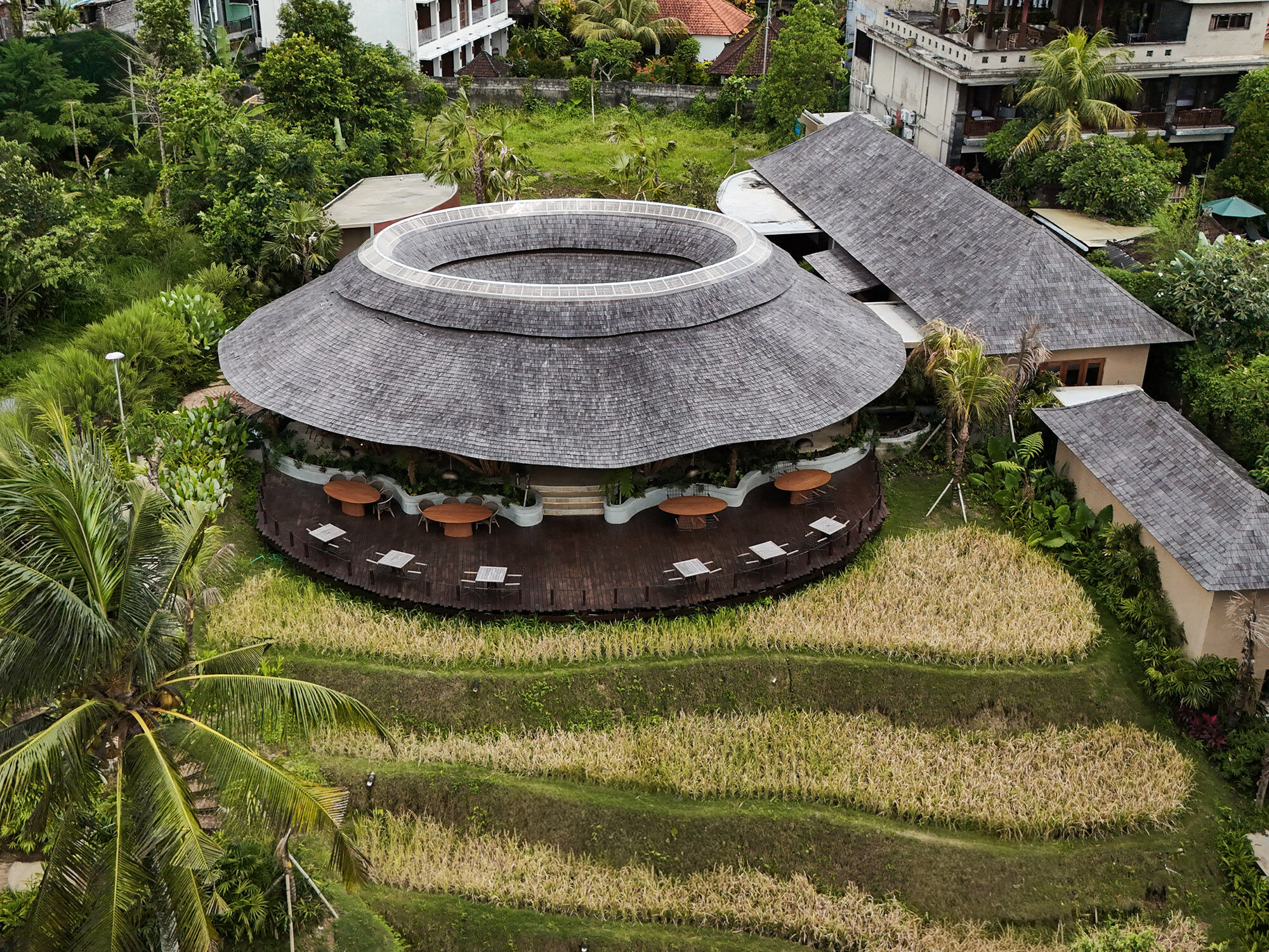 Auf einer Anhöhe in Ubud liegt das Juna Ubud Restaurant.