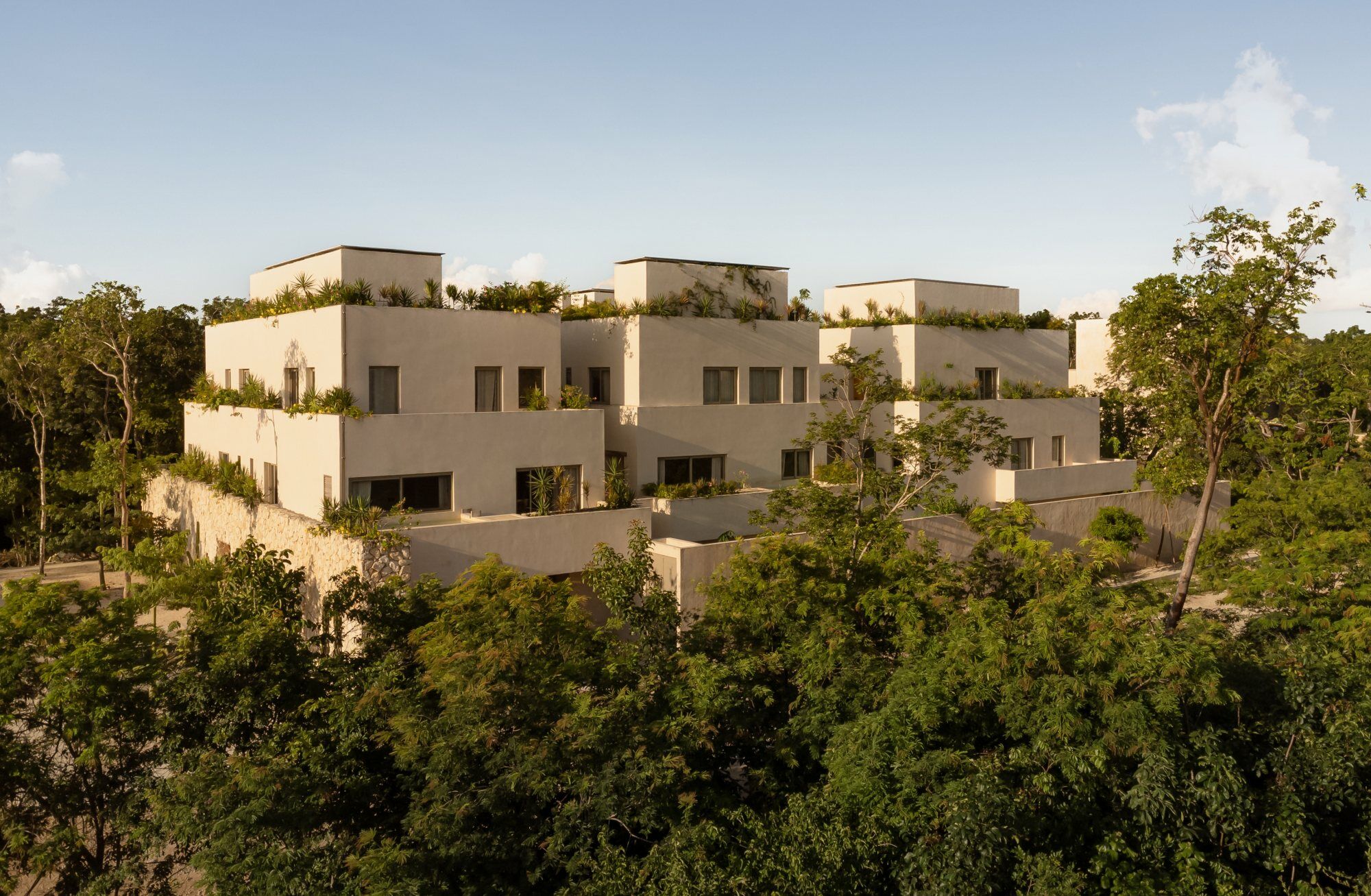 Die Architekt*innen verwendeten Motive wie die terrassierte Kubatur, geschlossene Wandflächen und einen Sockel aus Bruchstein.