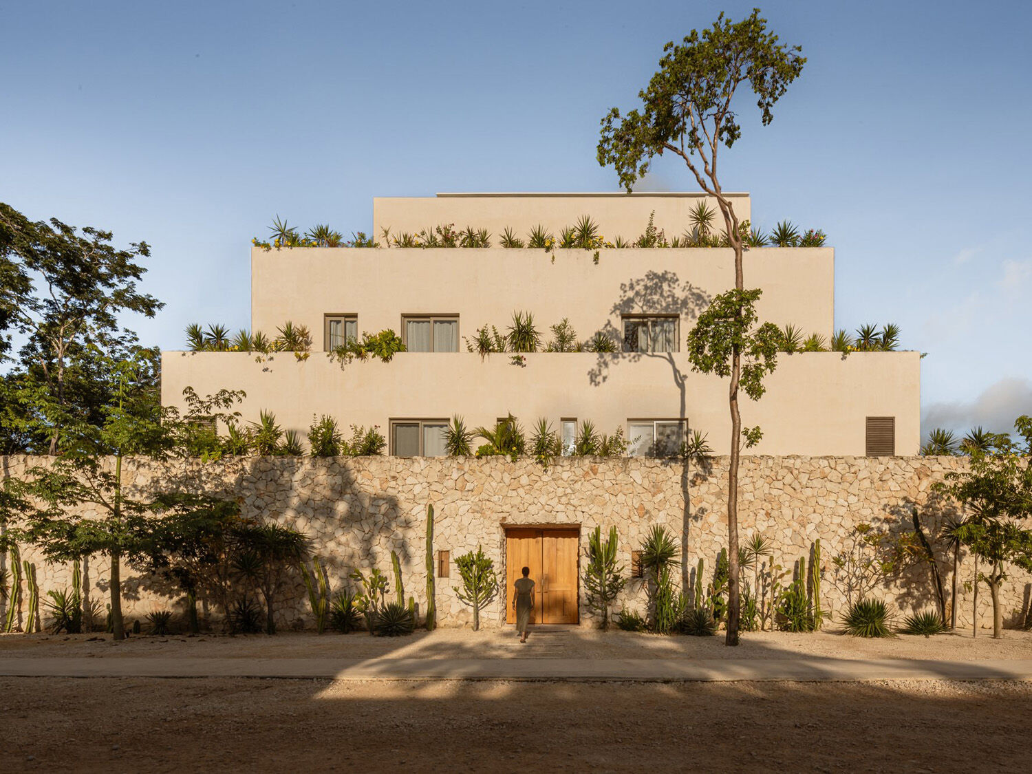 Im mexikanischen Tulum stellten RA! ein Mehrfamilienhaus für Urlaubsgäste fertig, das eine gestalterische Nähe zu den hier beheimateten Maya-Ruinen sucht.