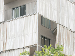 Das Architekturbüro MAIO hat in Sant Feliu de Llobregat westlich von Barcelona einen Sozialwohnungsbau mit 40 geförderten Wohneinheiten realisiert. 