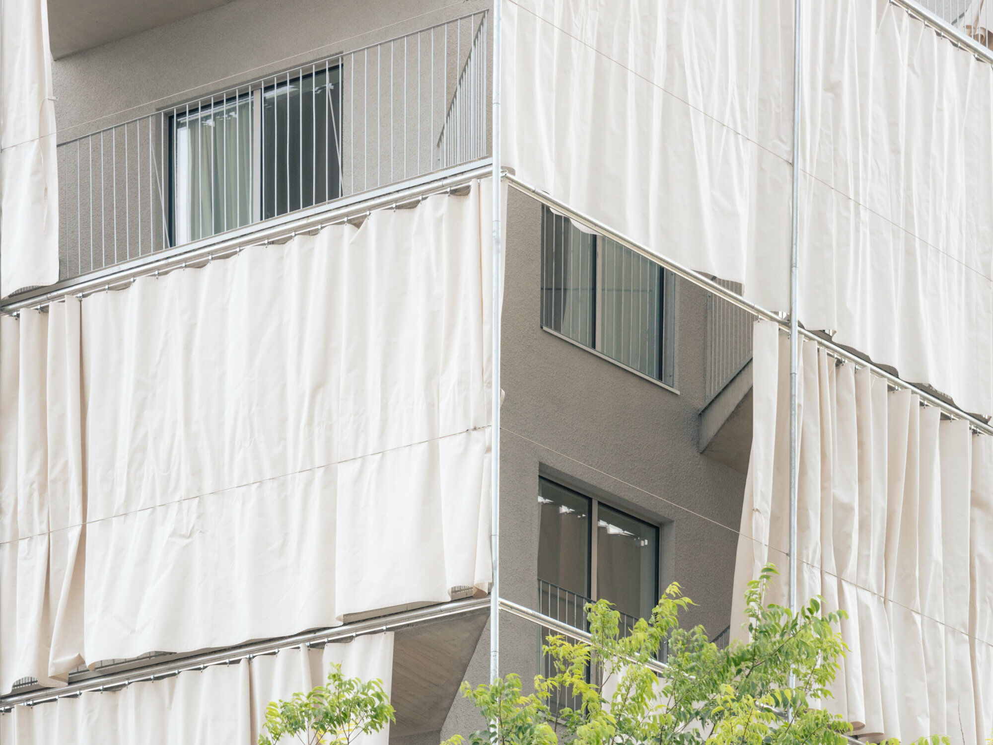 Das Architekturbüro MAIO hat in Sant Feliu de Llobregat westlich von Barcelona einen Sozialwohnungsbau mit 40 geförderten Wohneinheiten realisiert. 
