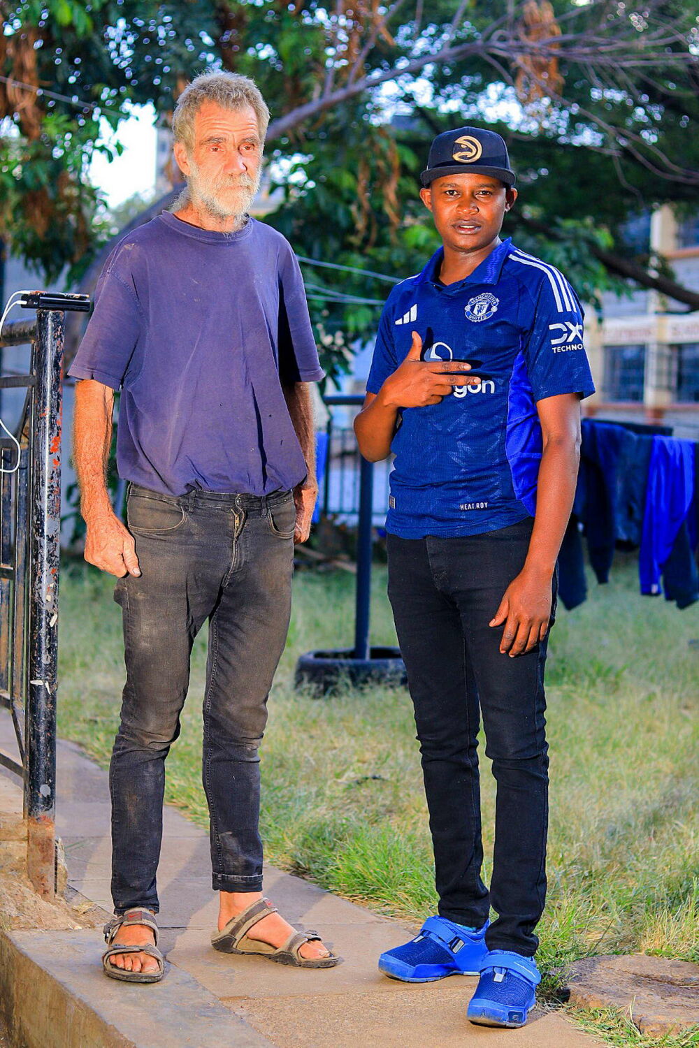 Reinhard Krall, bei Sisters of Mercy für die technische Betreuung, Ausbildung, Bauüberwachung und Instandhaltung zuständig, mit David Safari, Fotograf für das Projekt vor Ort.