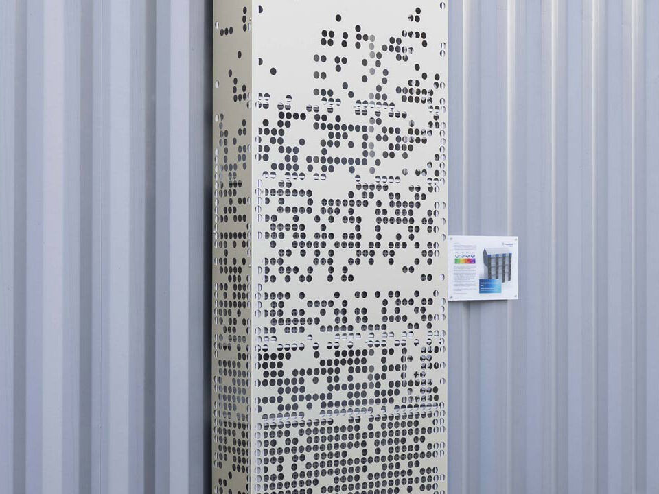 Am Fraunhofer-Institut UMSICHT entstand mit Vertical Water Sponge ein Demonstrator für die Wasserretention an Fassaden und anderen vertikalen Elementen.