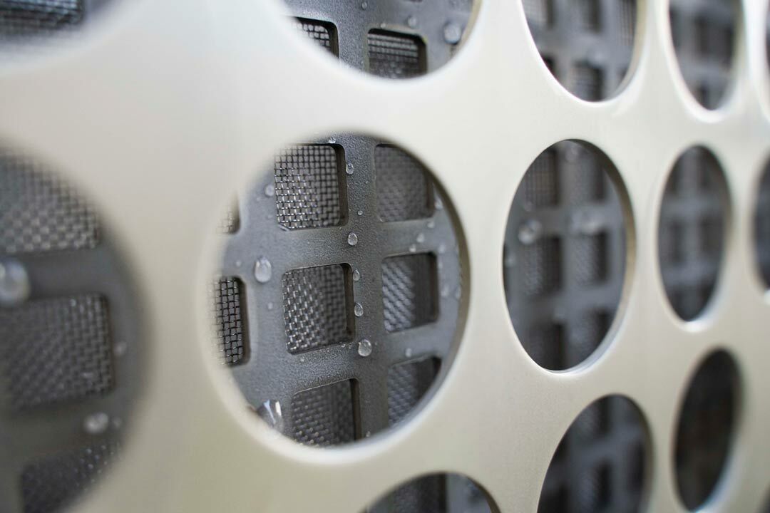 Die tragende Außenverkleidung der Wasserspeichermodule muss hohen Belastungen standhalten, witterungsbeständig und zugleich durchlässig für das verdunstete Wasser sein.