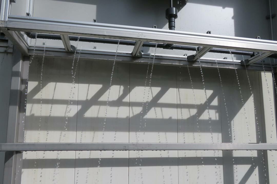 Der Niederschlag wird zunächst in eine Steuerungseinheit geleitet und von dieser kontrolliert an das mineralische Granulat abgegeben. Das stellt sicher, dass kein Wasserschaden am Trägerbau entsteht.