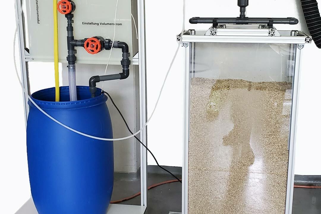 Erster Versuchsstand für die Dachfläche von einem Quadratmeter: Mit diesem Aufbau testete das Projektteam die Aufnahmekapazität unterschiedlicher mineralischer Materialien.