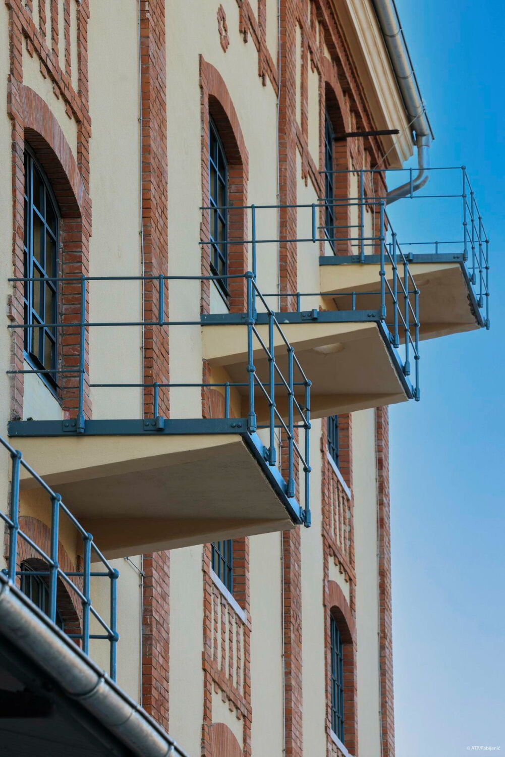 Terrassenbalkone unterbrechen die Fassadenstruktur an der Nordseite, wodurch einst der mehrgeschossige Warenumschlag ermöglicht wurde.