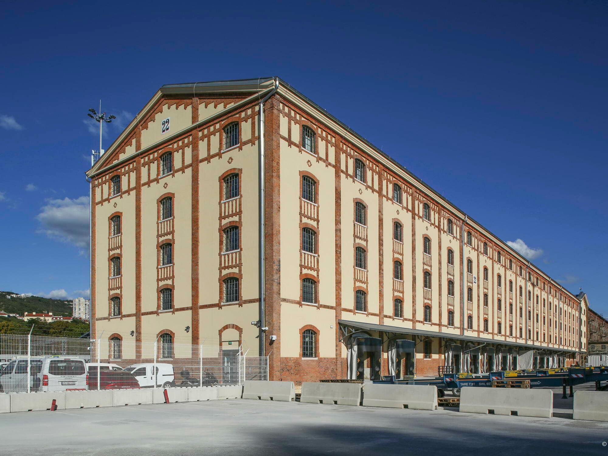 Als Teil des Infrastrukturprojekts Rijeka Gateway Terminal wurde am Hafen das historische Warehouse 22 von ATP architekten ingenieure zum neuen Haupt- und Verwaltungsgebäude weiterentwickelt.