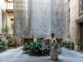 Im Rahmen des Festival des Architectures Vives in Montpellier schuf die japanischen Architektin Yurika Takemura von Yurica Design & Architecture die Installation Liminality in Motion – As Boundaries Begin to Move in einem historischen Innenhof.