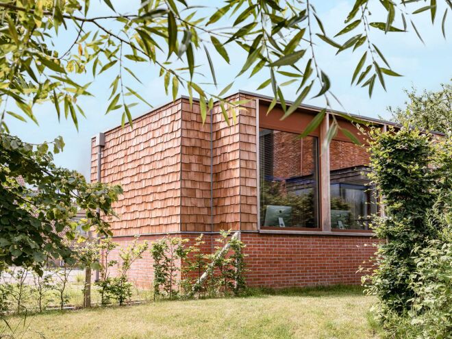 Im belgischen Alken hat das Team von Van Laethem Architecten 2021 ein kompaktes Gartenstudio geplant und umgesetzt. 