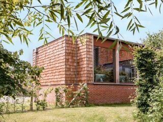 Im belgischen Alken hat das Team von Van Laethem Architecten 2021 ein kompaktes Gartenstudio geplant und umgesetzt. 