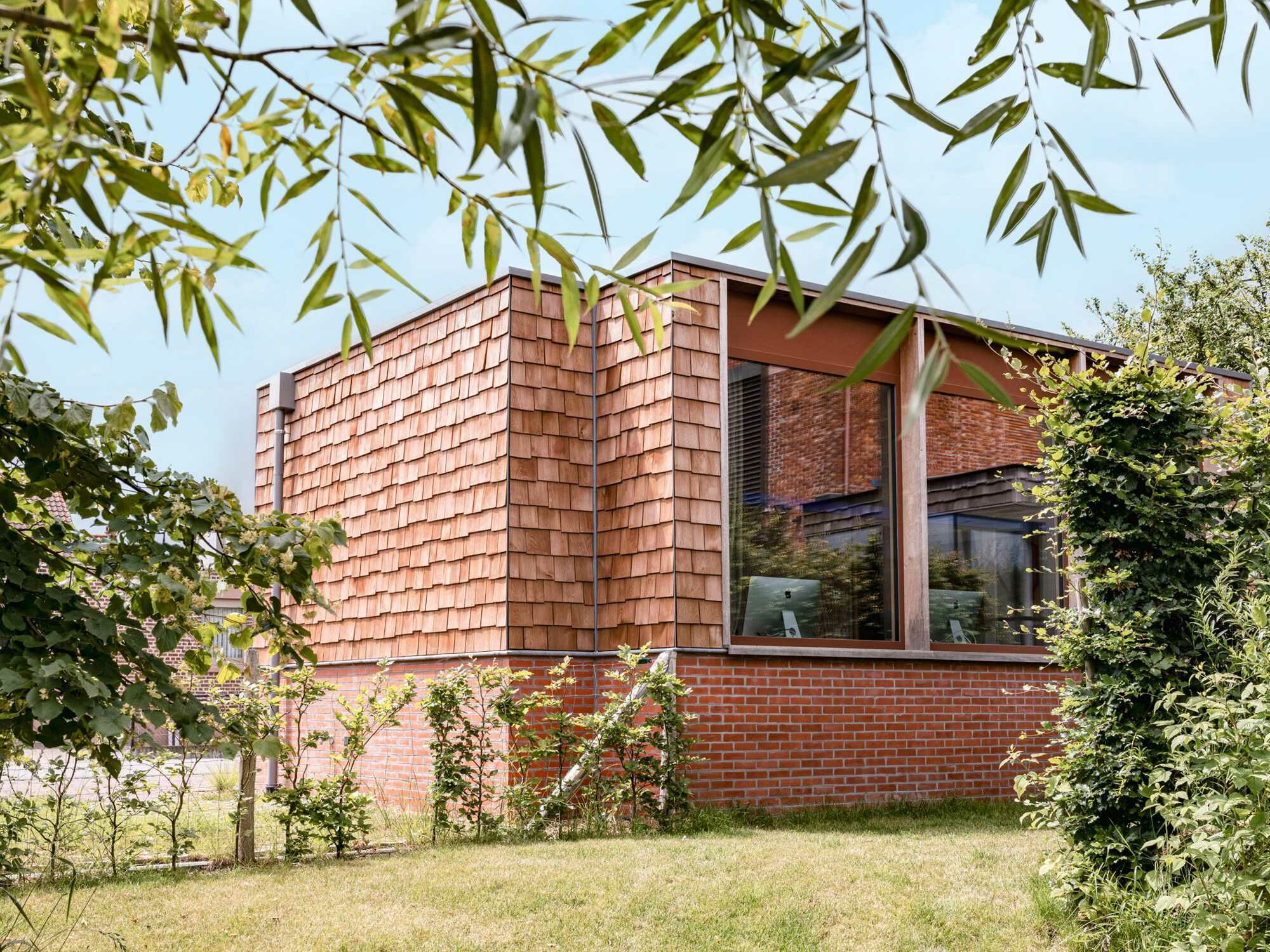 Im belgischen Alken hat das Team von Van Laethem Architecten 2021 ein kompaktes Gartenstudio geplant und umgesetzt. 