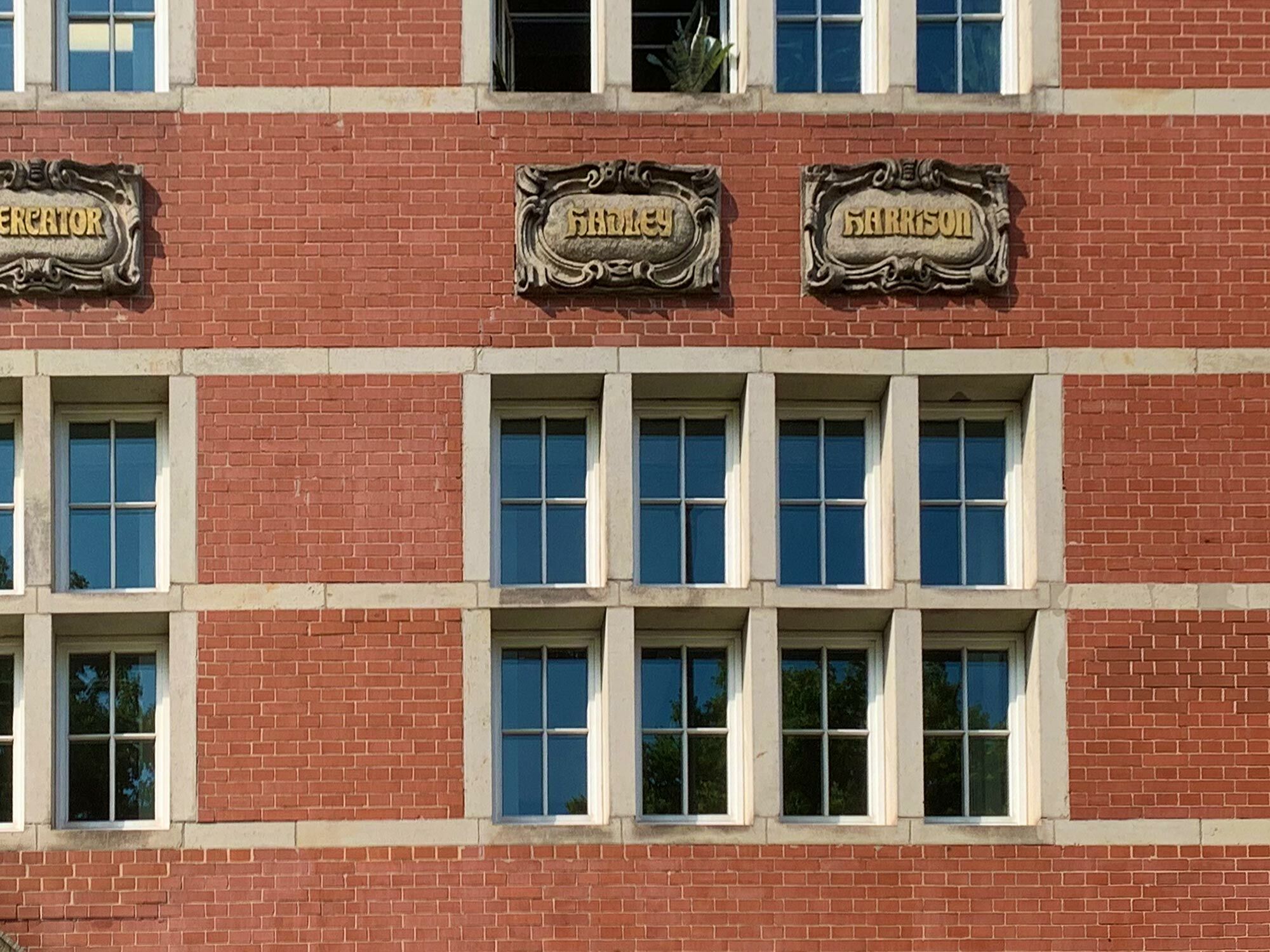 In Varianten können auch mehrere Kreuze nebeneinander innerhalb einer Öffnung stehen und als Sechs- oder Achtflügelfenster ein rhythmisches Gefüge bilden. Im Bild: Ehemalige Navigationsschule in Hamburg (1905, Architekt Albert Erbe 1868-1922)