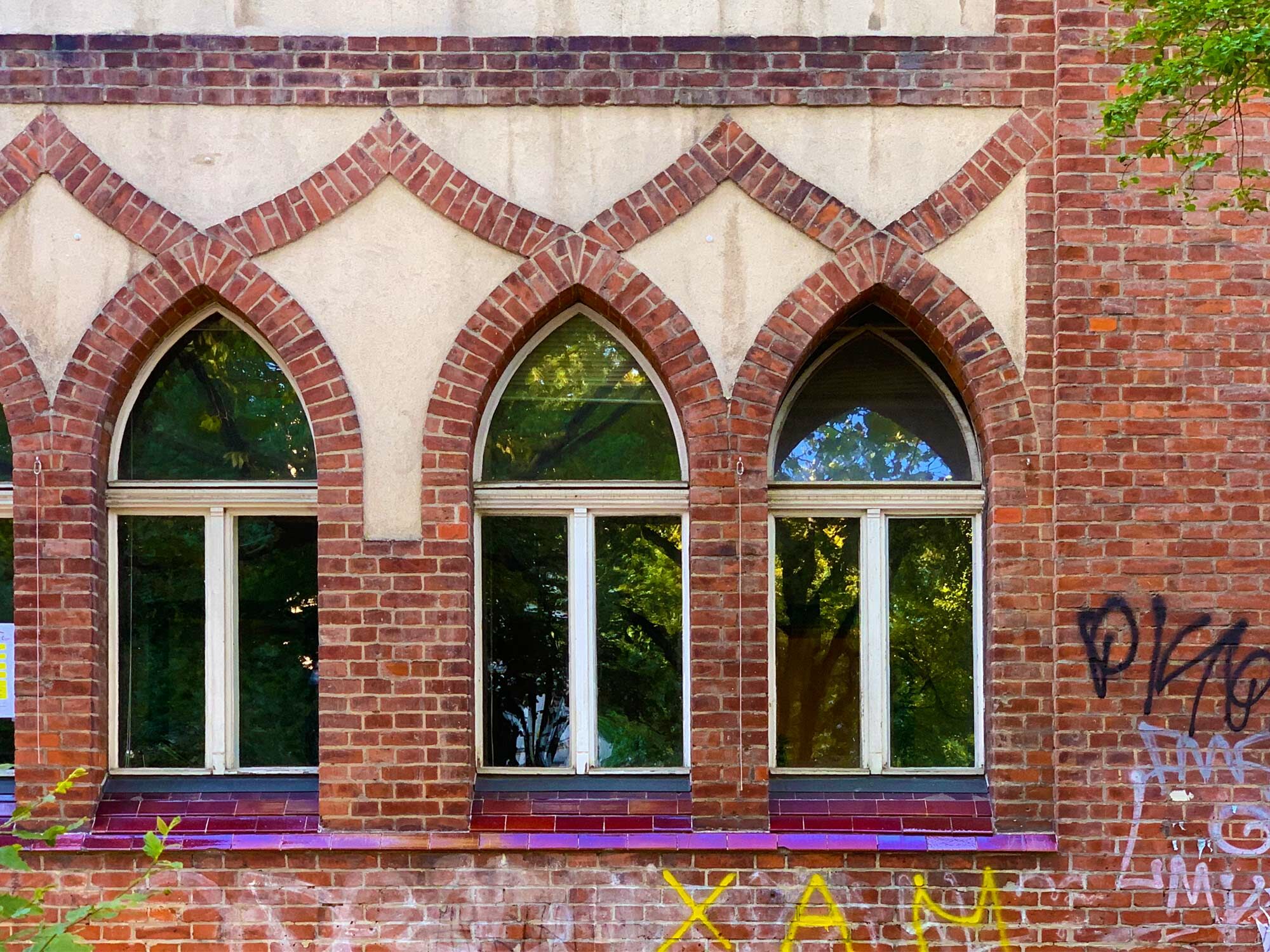 Im unteren Teil befinden sich mit einem Mittelpfosten zwei Fensterflügel und darüber ein Oberlicht als Kipp- oder Drehkippflügel.
