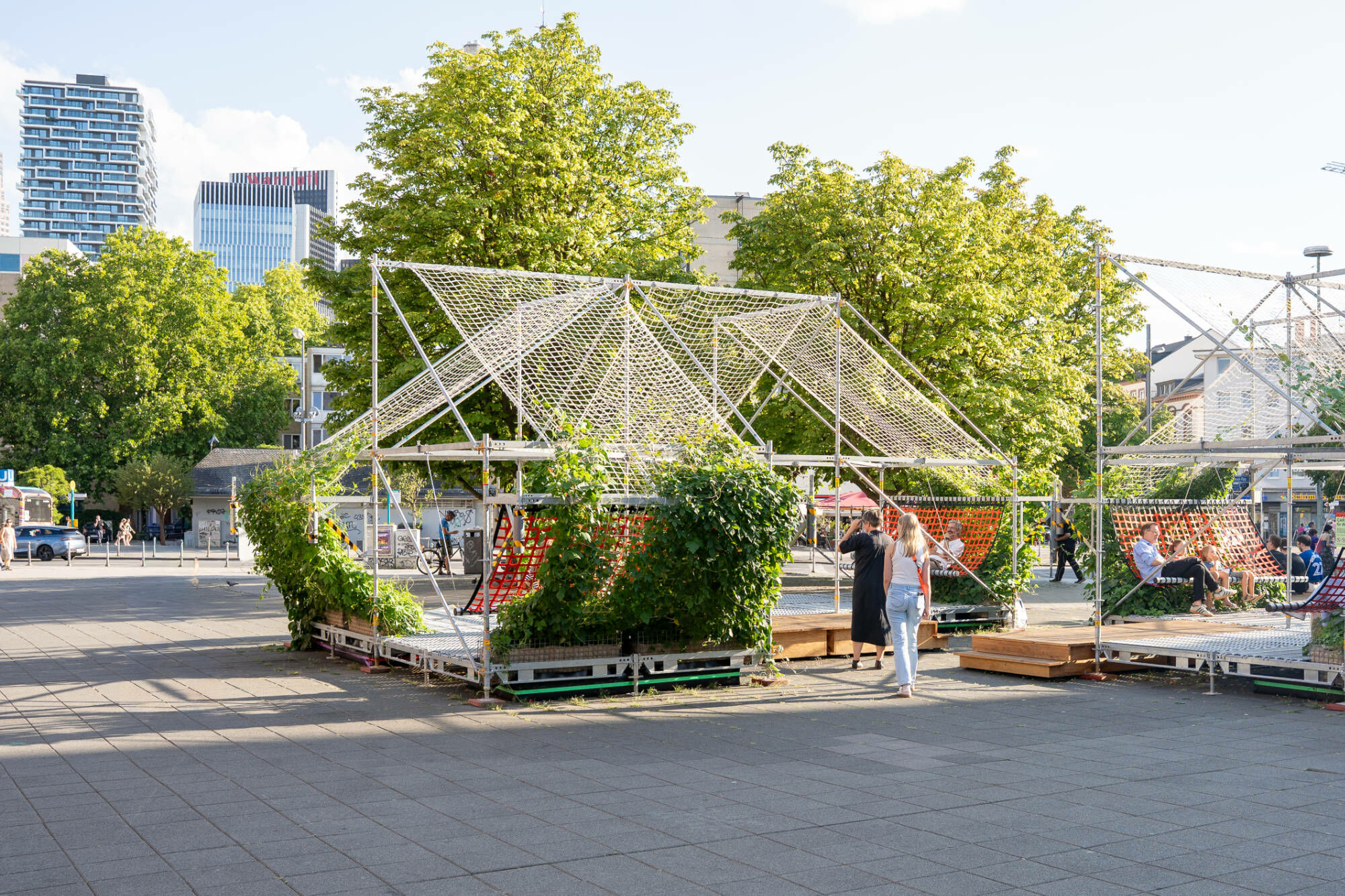 Ihrem temporären Dasein entsprechend basiert die Installation auf einem modularen Baugerüst.