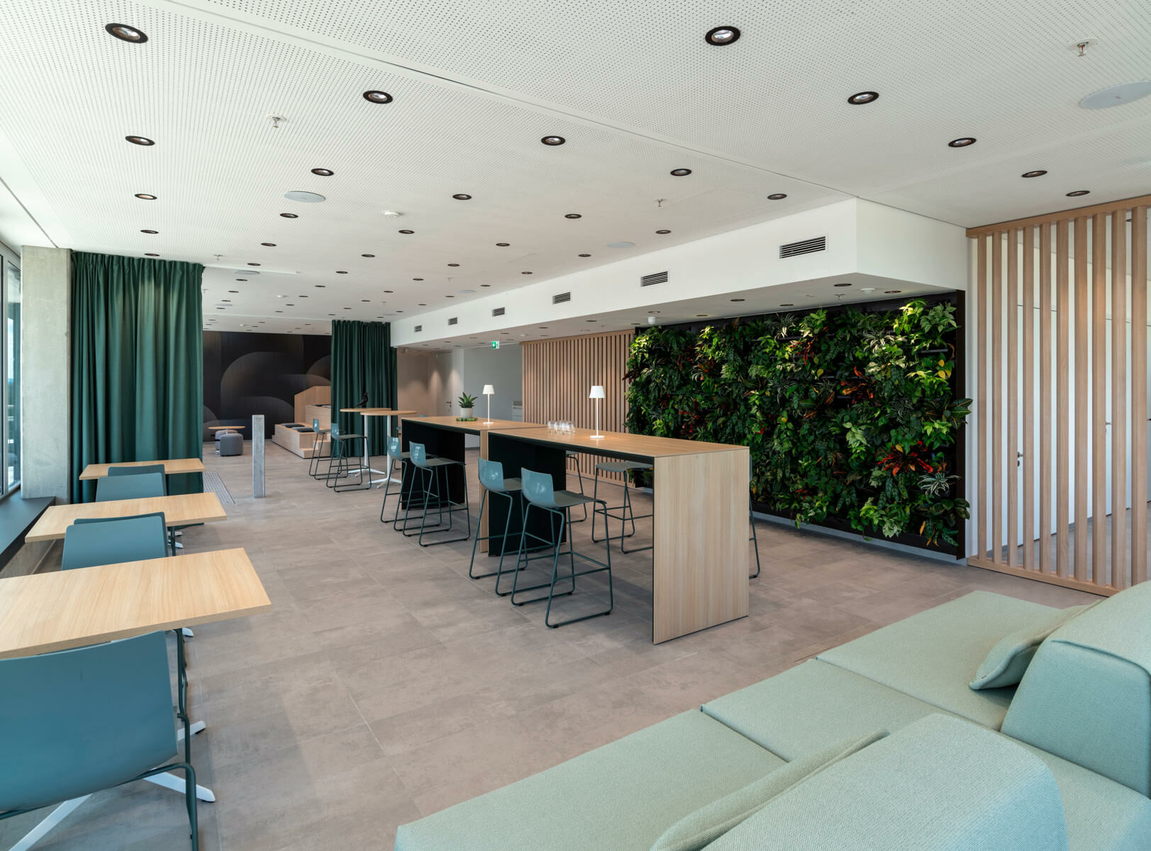 Die Innenarchitekt*innen vom Büro roomarts haben innerhalb der zusammenhängenden Büroflächen unterschiedliche Grade von Öffentlichkeit, Privatheit und Ruhe geschaffen.