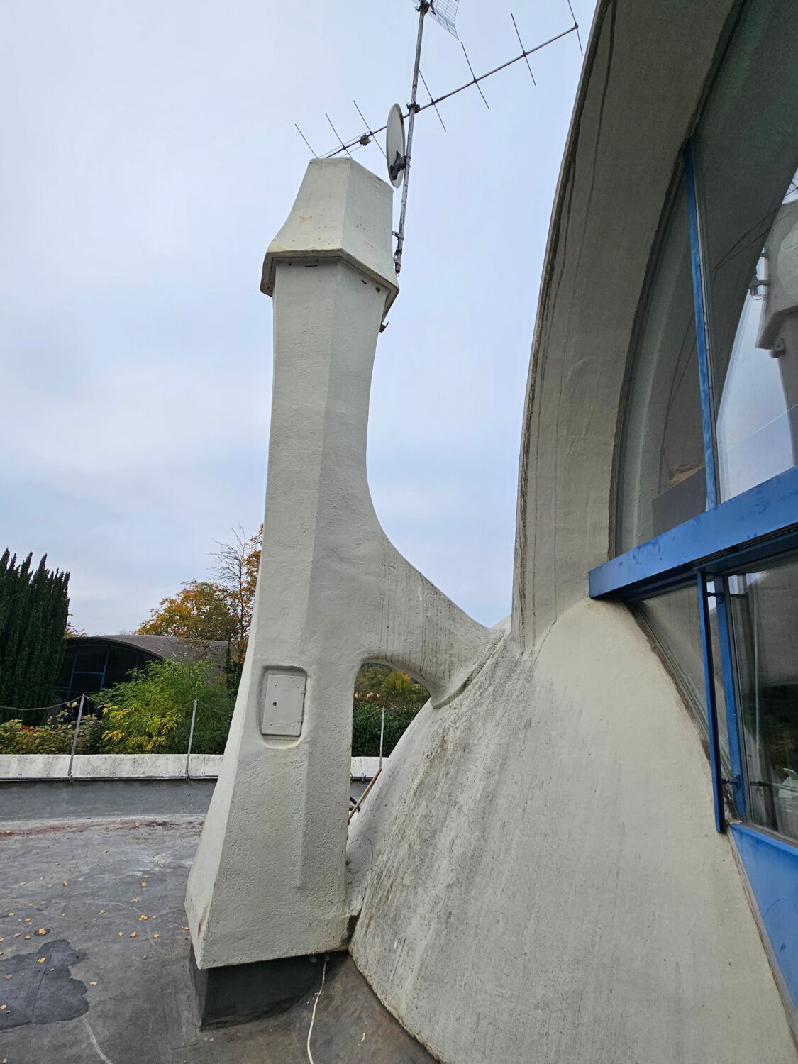 Auch Schornstein, Fenster und Dachflächen gehen fließend ineinander über.