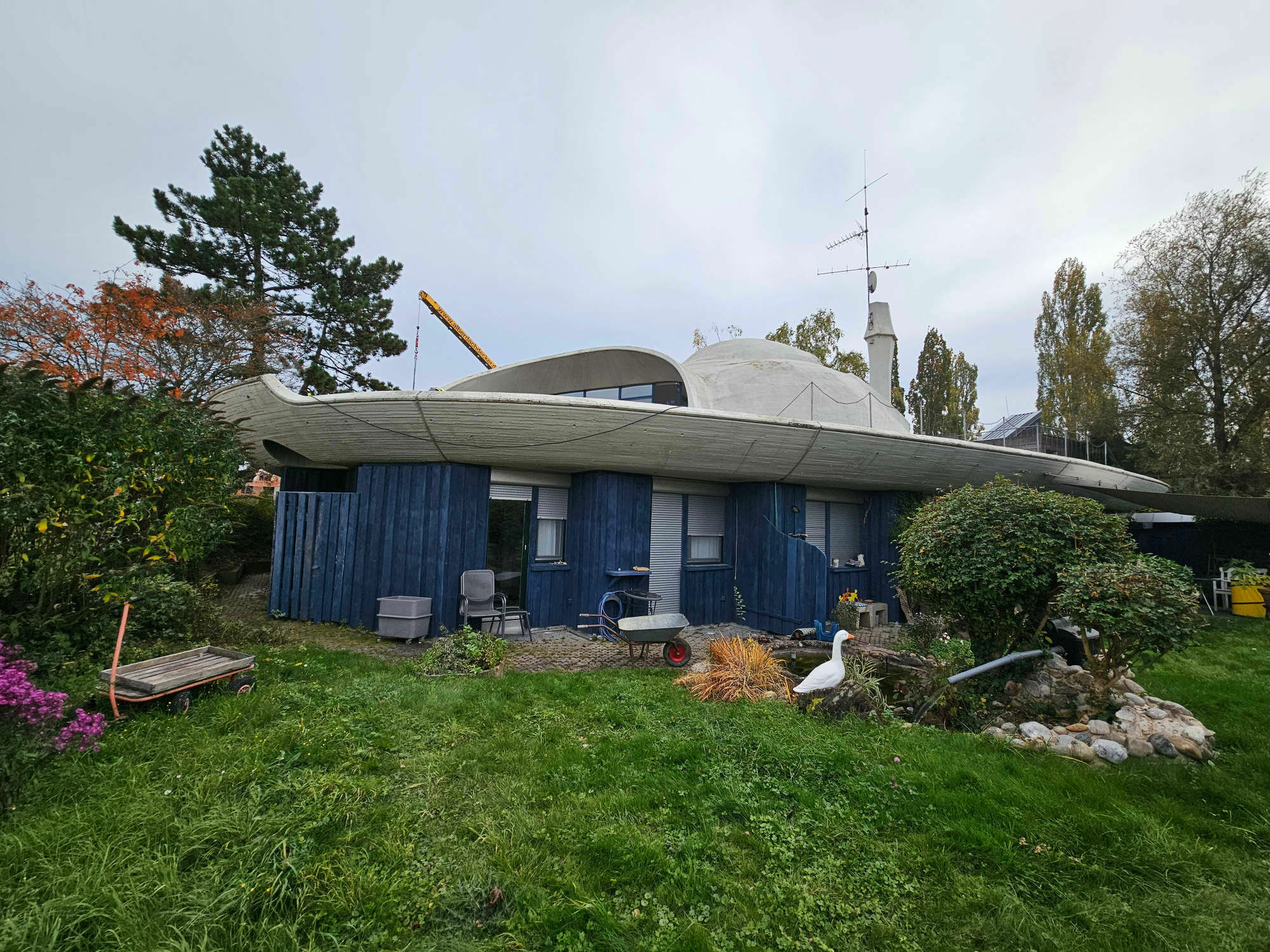 Das Schalenhaus Balz in Leinfelden-Echterdingen verbindet einen konventionellen Unterbau mit frei geformten Betonschalen.