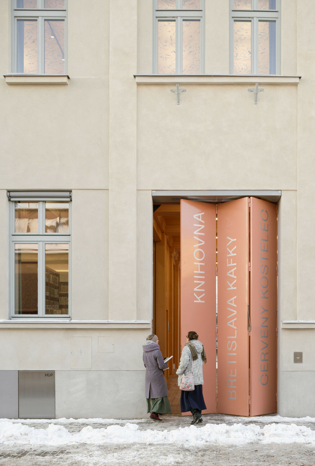 Das nun von Papundekl Architekti sanierte und umgestaltete Gebäude soll ein attraktiver, multiple nutzbarer Kulturort für die Kleinstadt sein.