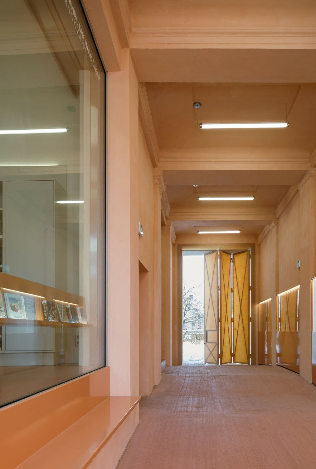 Es ist ein im wahren Wortsinn niedrigschwelliger Eingangs- und Außenraum, der sich kulturell nutzen lässt und so die Bibliothek sichtbar in den Straßenraum rückt.