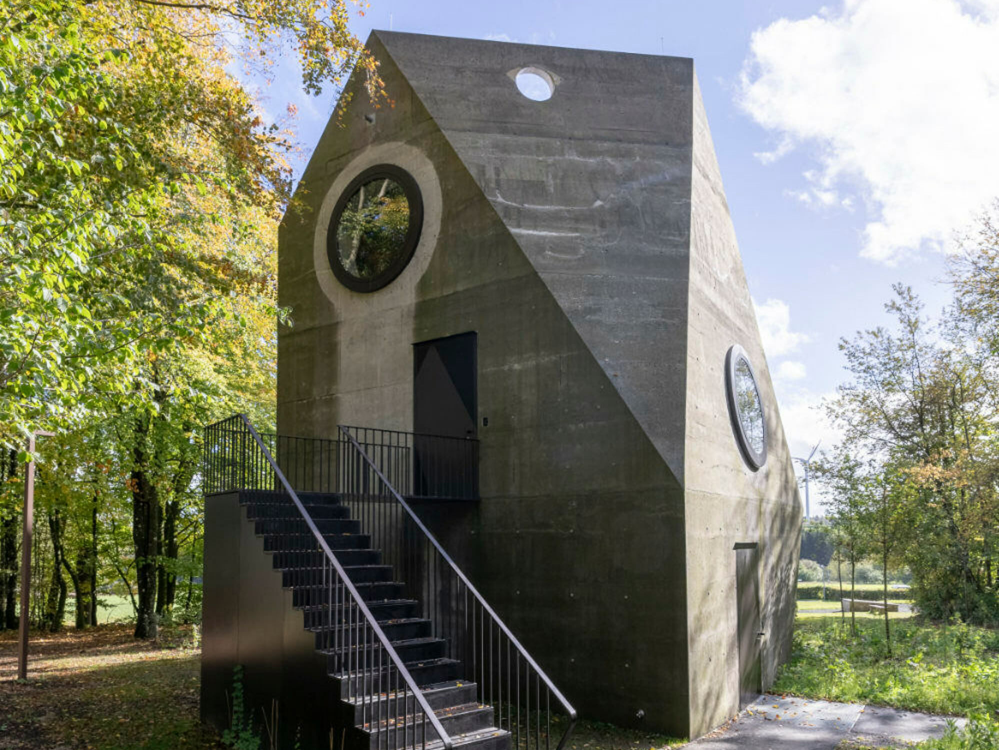 Der dreigeschossige Seminarbau der Gedenkstätte SS-Sonderlager/KZ Hinzert wurde 2023 nach Plänen des Architekturbüros Wandel Lorch Götze Wach errichtet.