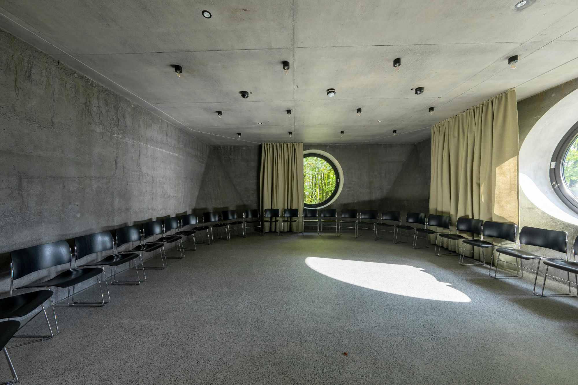 Sichtbeton prägt auch die Seminarräume.